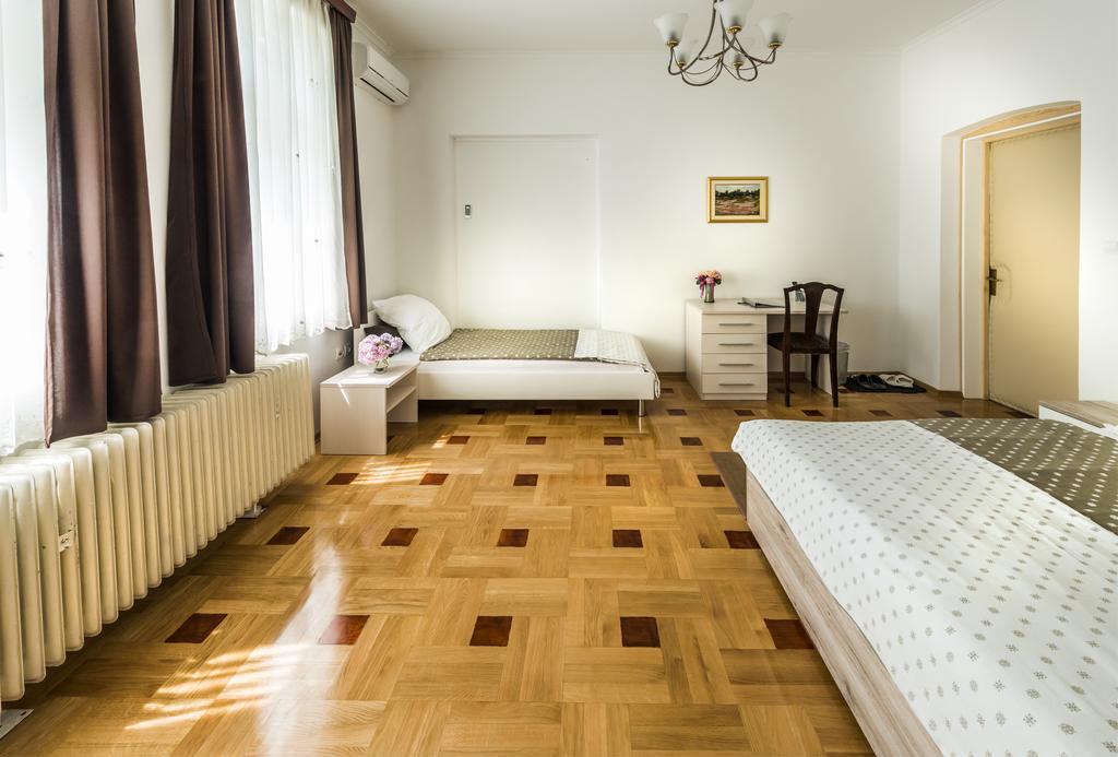 Vila Regina Rooms คาร์โลวัตส์ ภายนอก รูปภาพ