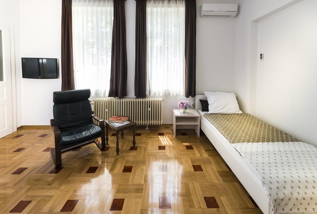 Vila Regina Rooms คาร์โลวัตส์ ภายนอก รูปภาพ