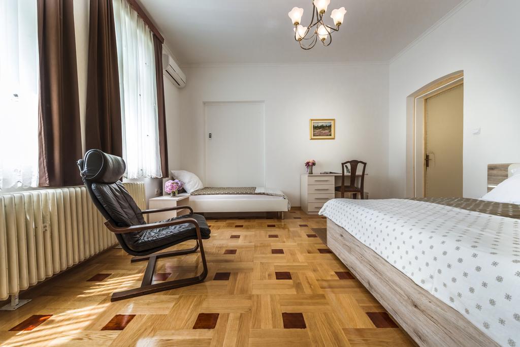 Vila Regina Rooms คาร์โลวัตส์ ภายนอก รูปภาพ