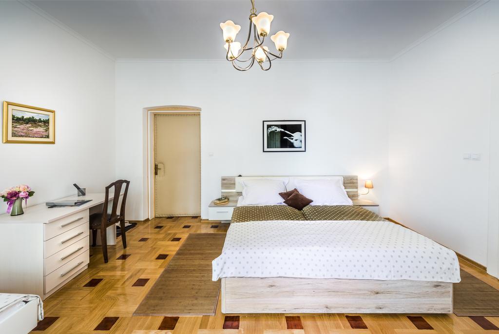 Vila Regina Rooms คาร์โลวัตส์ ภายนอก รูปภาพ